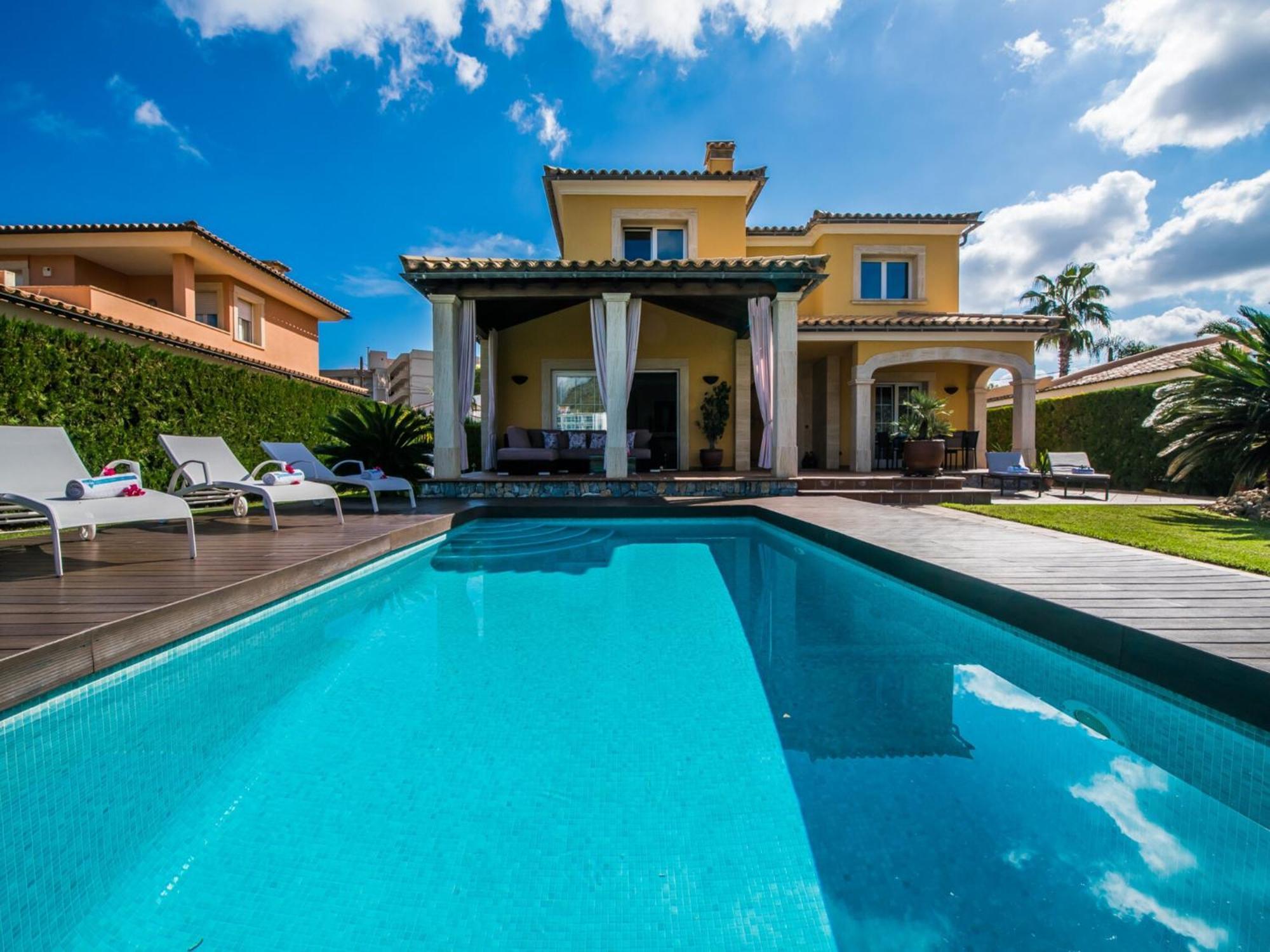 Сasa de vacaciones 8 Person Home, By The *